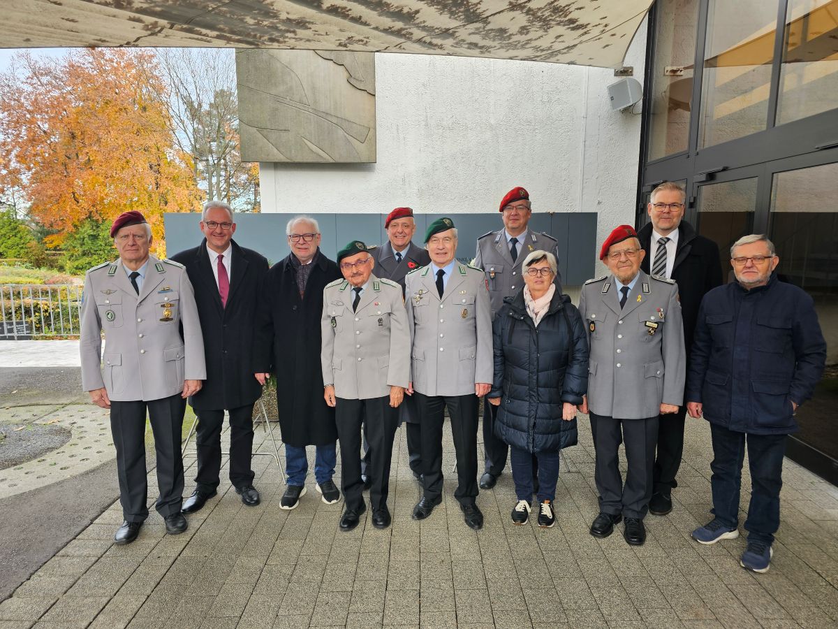CDU-Mitglieder, Reservisten und Brgermeister vor der Friedhofskapelle in Walldorf am Volkstrauertag