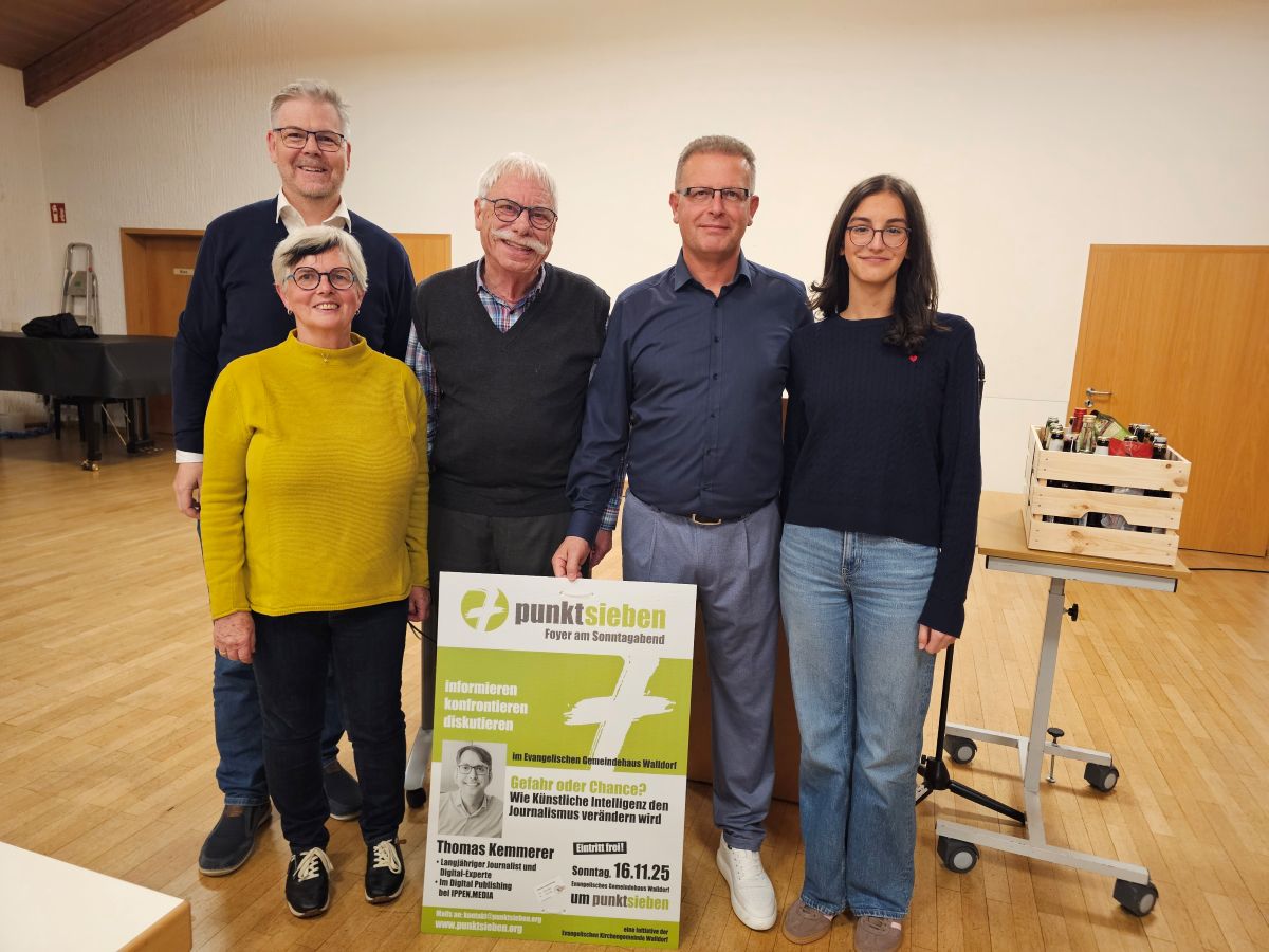 Von links nach rechts: Dr. Clemens Kriesel, Petra Marx, Hans Baron von Splnyi, Agim Berisha, Era Berisha bei punktsieben im ev. Gemeindehaus Walldorf.