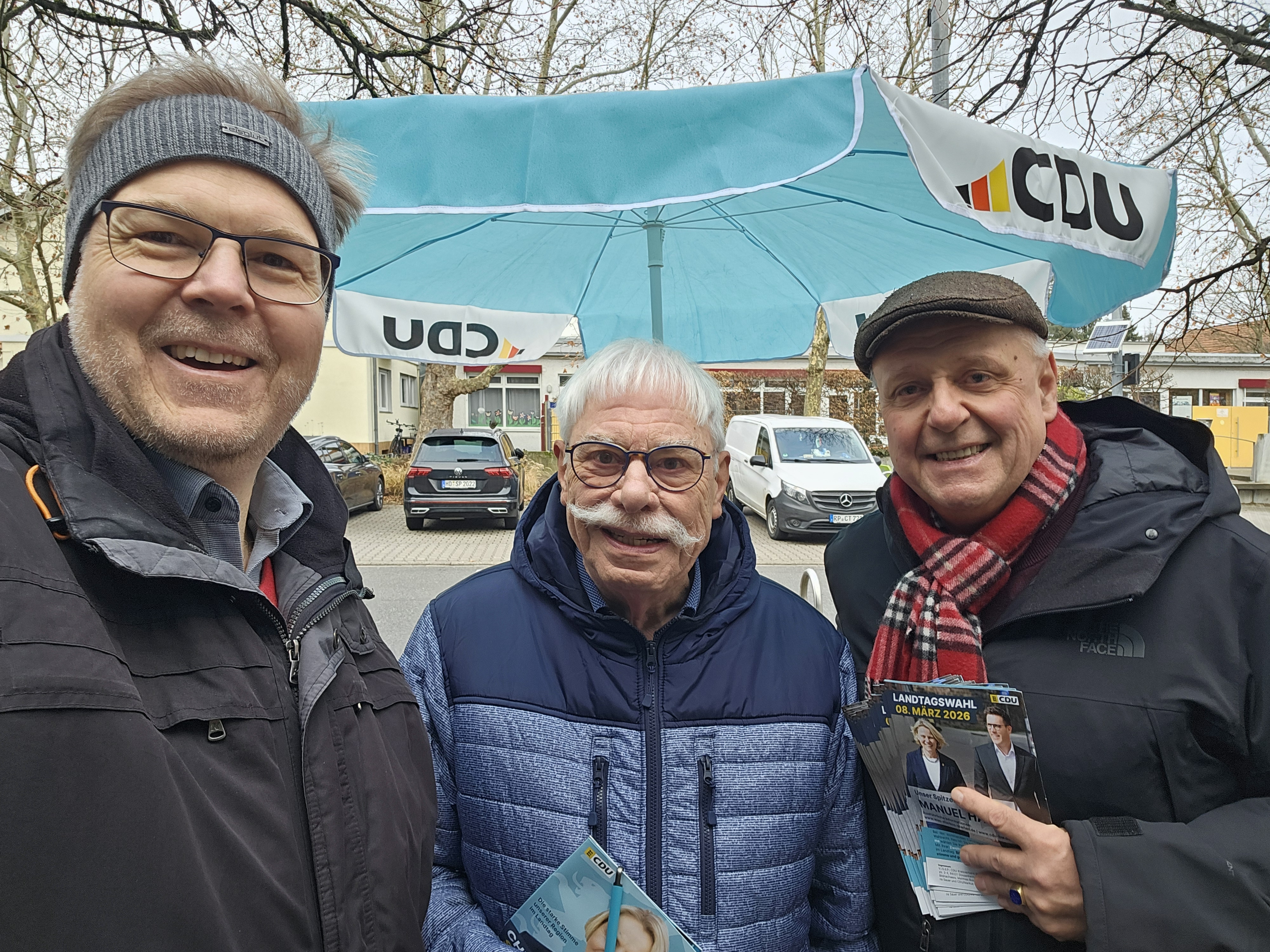 Dr. Clemens Kreisel, Hans Baron von Spl�nyi, Andreas Staab am Wahlkampfstand vor dem LIDL

