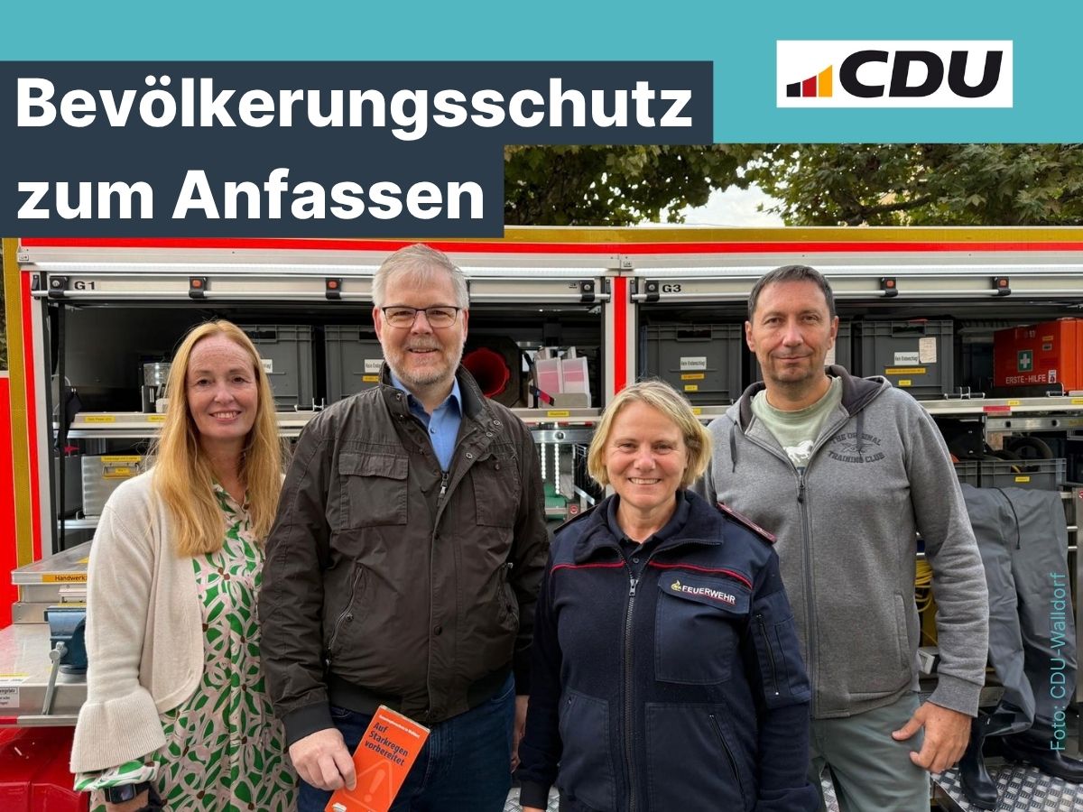 Katrin Siebold, Dr. Clemens Kriesel, Christiane Staab (MdL), Alexander Pasko vor dem Feuerwehrabrollcontainer 