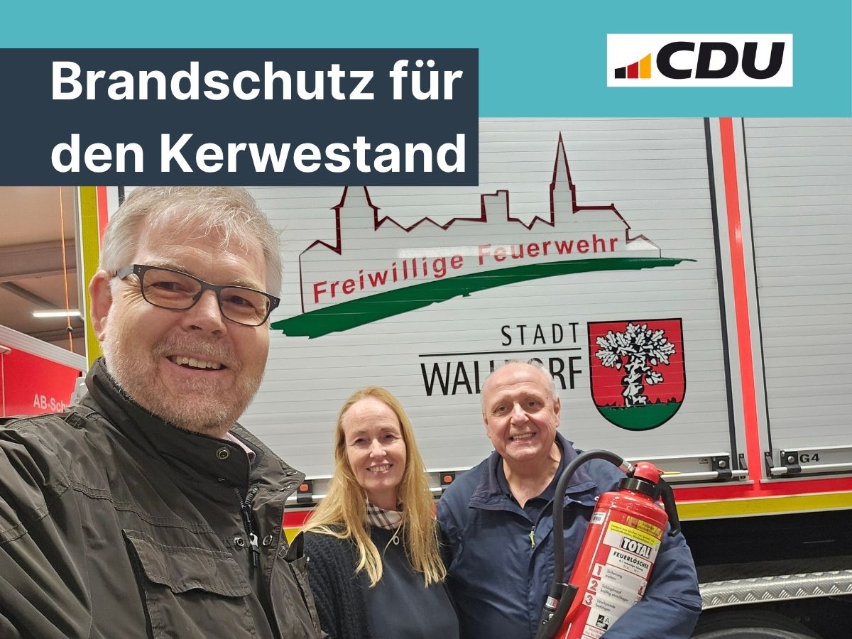 Dr. Clemens Kriesel, Katrin Siebold, Andreas Staab mit Feuerl�scher vor einem Feuerwehrauto | Foto: Kriesel