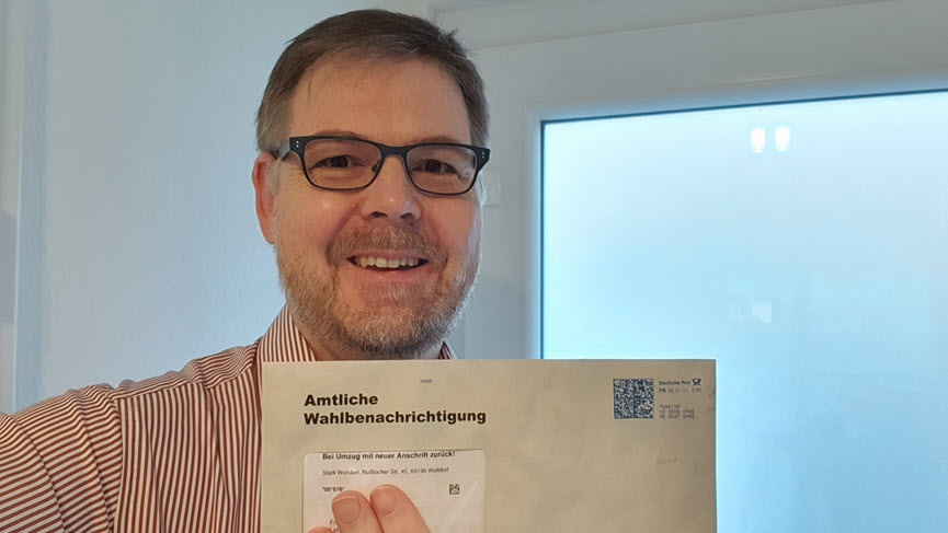 Dr. Clemens Kriesel mit der Wahlbenachrichtigungskarte