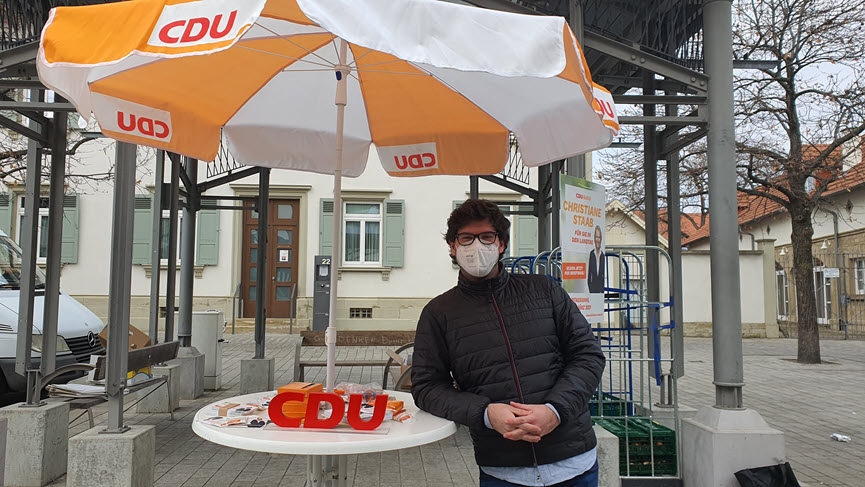 Max Hartl am CDU-Stand auf dem Wochenmarkt | Foto: Dr. Clemens Kriesel
