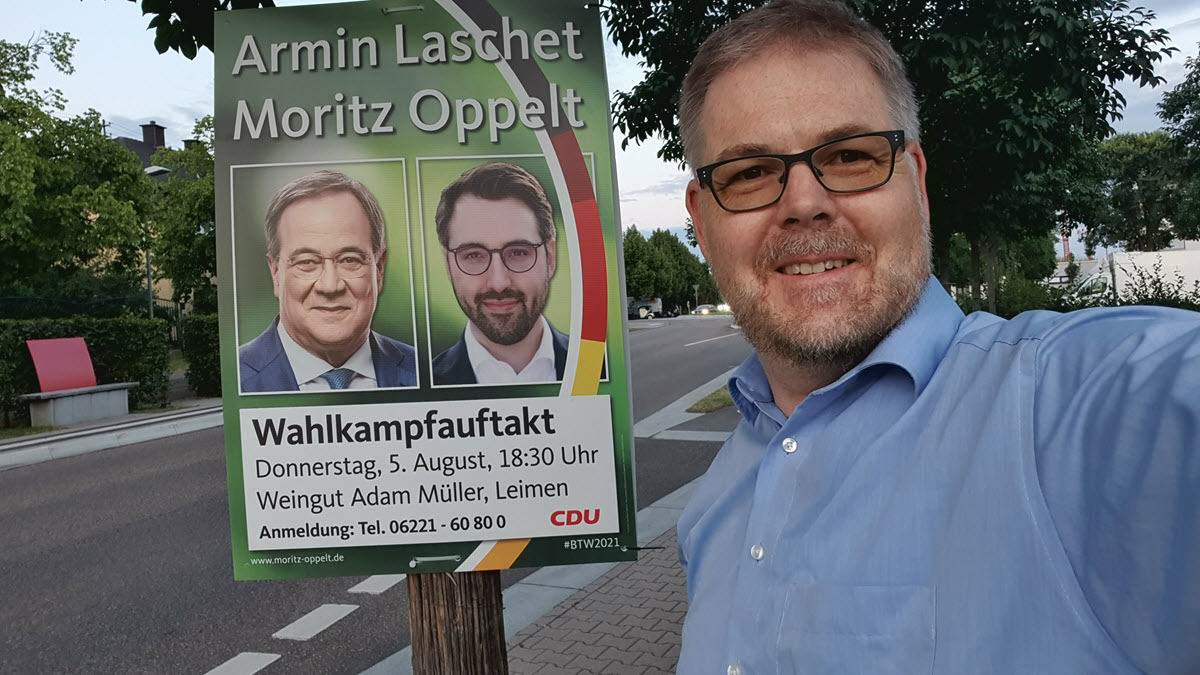 Dr. Clemens Kriesel beim Plakatieren für die Veranstaltung zum Wahlkampfauftakt.