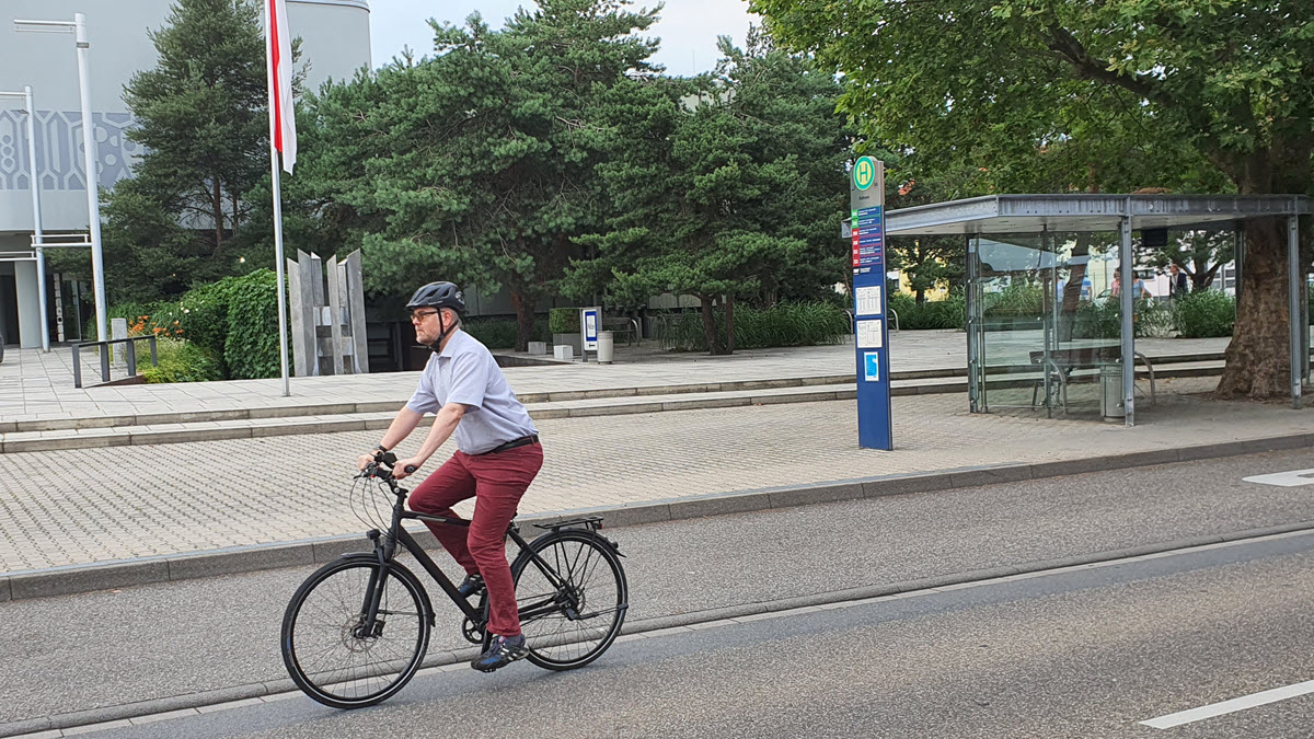 Radfahrer vor dem Rathaus | Foto: Max Hartl